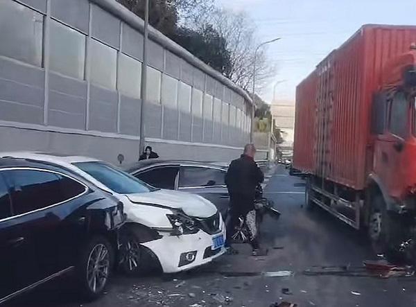 引发连环事故 无人员伤亡开元棋牌app货车追尾