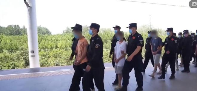 疑人当场翻供抖腿瞪眼态度嚣张引众怒开元棋牌网站山东入室抢婴案开庭嫌(图12)